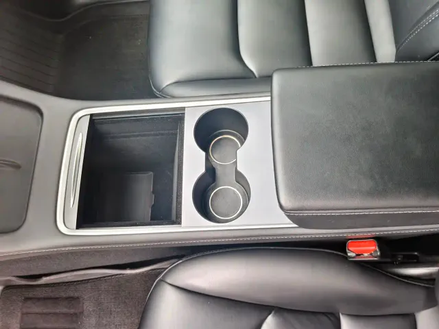 Tesla Model Y — Фото автомобиля 14