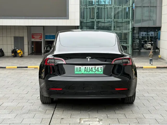 Tesla Model 3 — Фото автомобиля 16