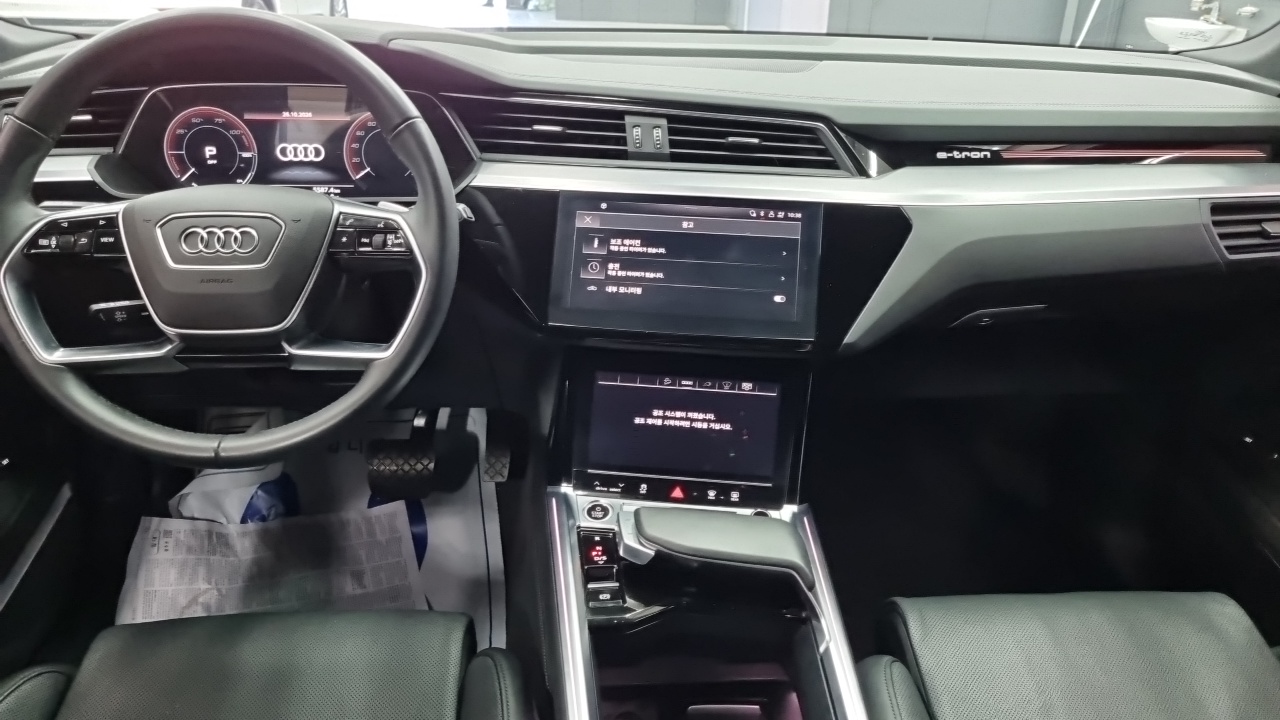 Audi e-tron — Фото автомобиля 7