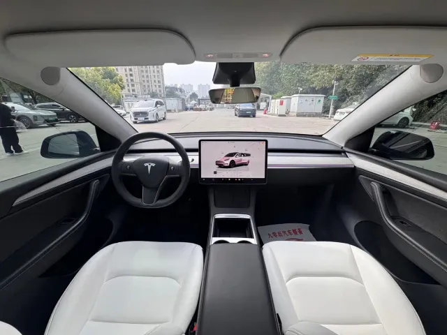 Tesla Model Y — Фото автомобиля 4