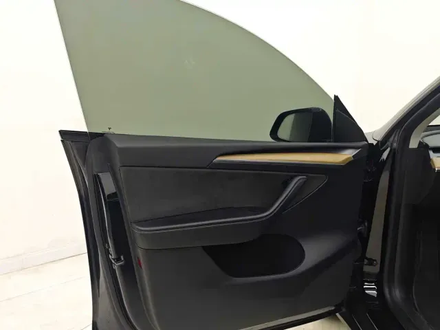 Tesla Model Y — Фото автомобиля 11