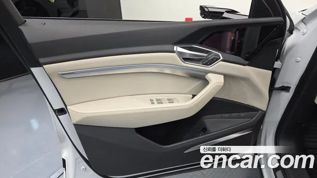 Audi e-tron — Фото автомобиля 24