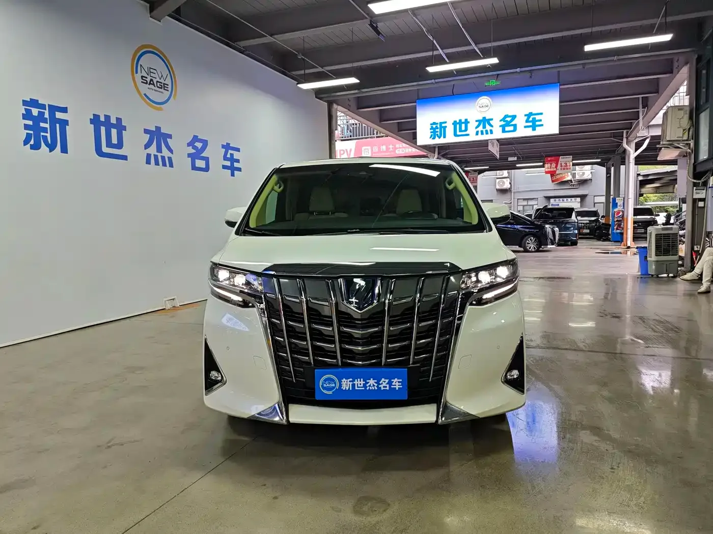 Toyota Alphard 2021 Hybrid 2.5L Premium — Фото автомобиля 2