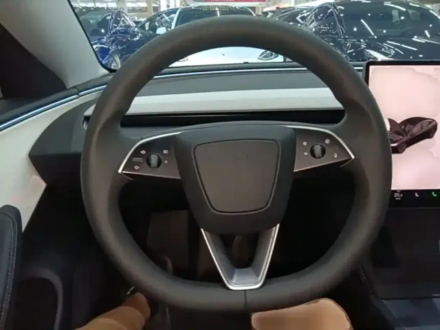 Tesla Model 3 — Фото автомобиля 10
