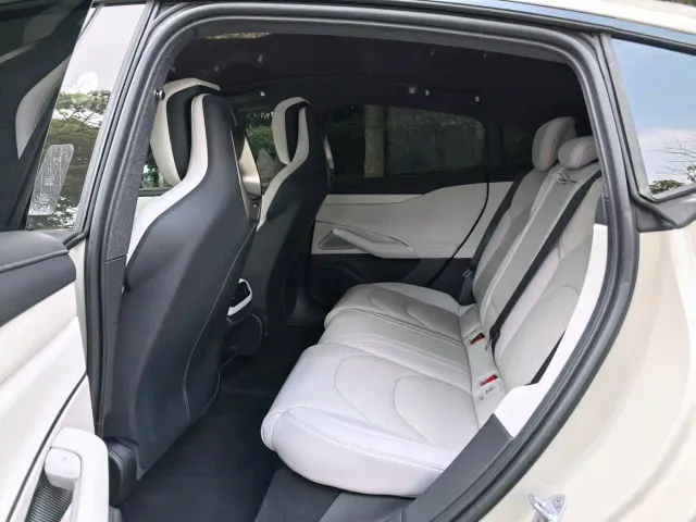 Xiaomi SU7 — Фото автомобиля 8