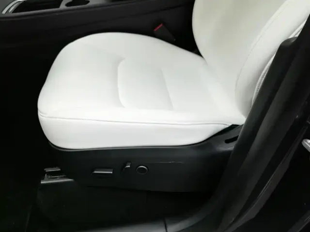 Tesla Model Y — Фото автомобиля 20