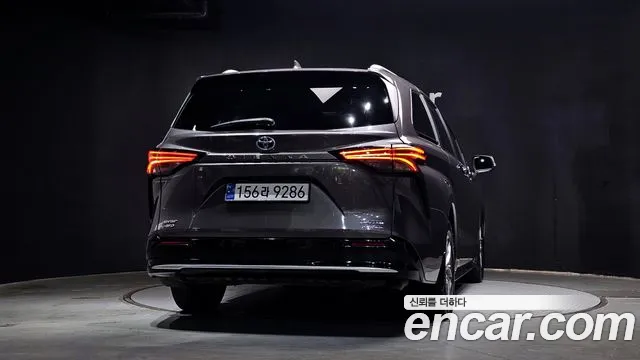 Toyota Sienna — Фото автомобиля 3