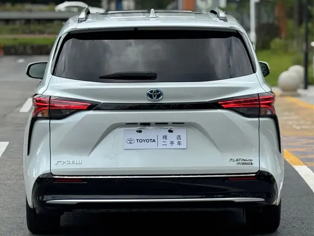 Toyota Sienna — Фото автомобиля 18