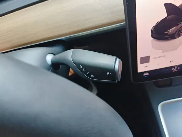 Tesla Model 3 — Фото автомобиля 10