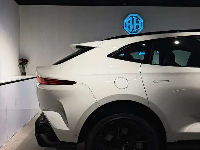 Aston Martin DBX — Фото автомобиля 5