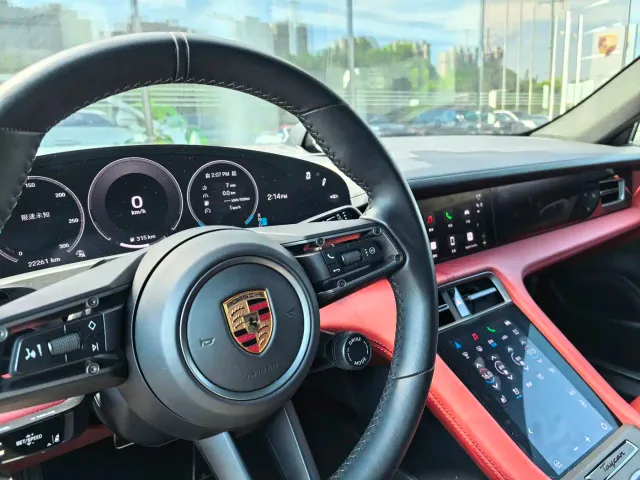 Porsche Taycan — Фото автомобиля 6