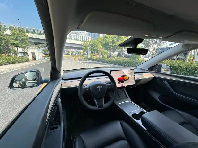 Tesla Model Y — Фото автомобиля 12