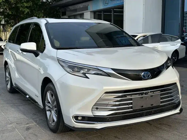 Toyota Sienna — Фото автомобиля 3