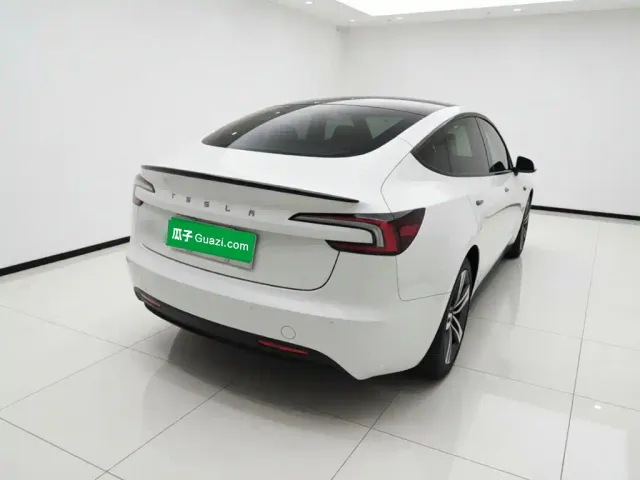 Tesla Model 3 — Фото автомобиля 4