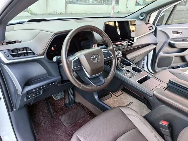 Toyota Sienna — Фото автомобиля 4