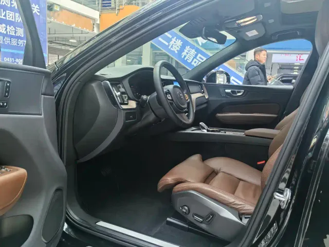 Volvo XC60 — Фото автомобиля 8