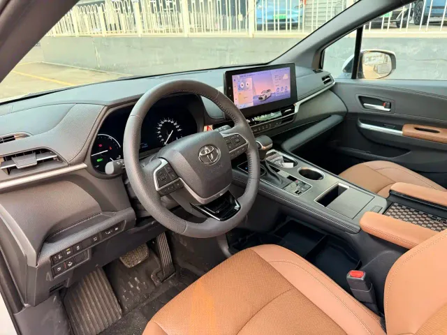 Toyota Sienna — Фото автомобиля 8