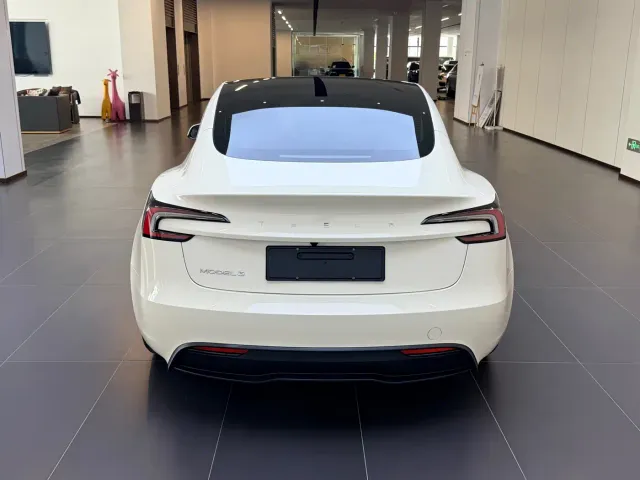 Tesla Model 3 — Фото автомобиля 5