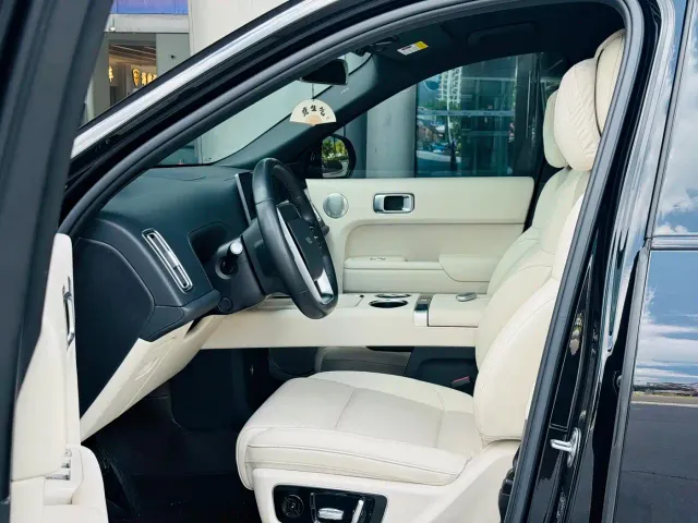 Li Auto L8 — Фото автомобиля 10