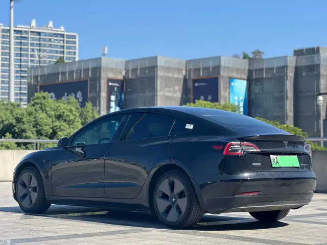 Tesla Model 3 — Фото автомобиля 4