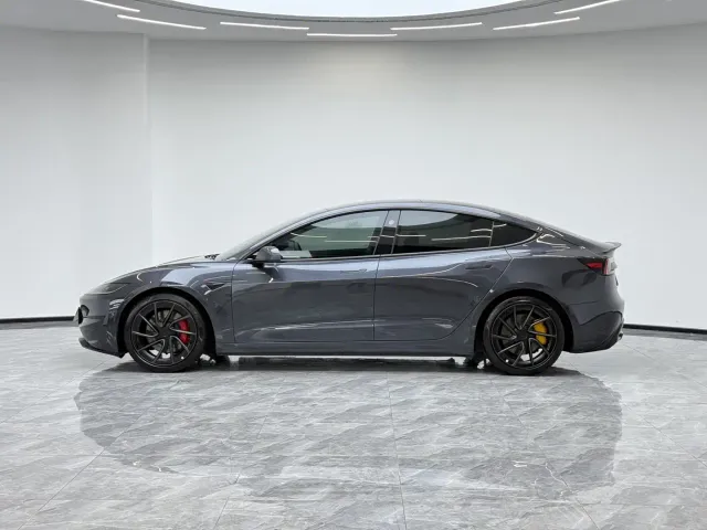 Tesla Model 3 — Фото автомобиля 9