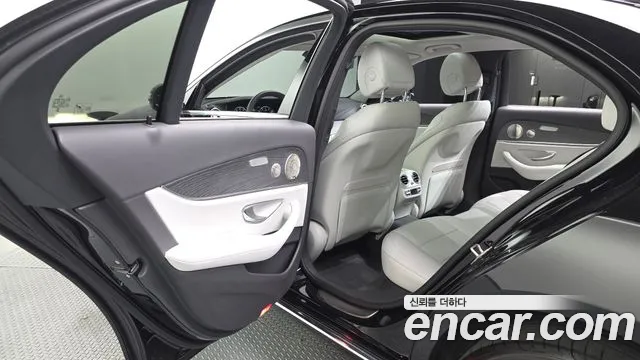 Mercedes-Benz E-Class — Фото автомобиля 16