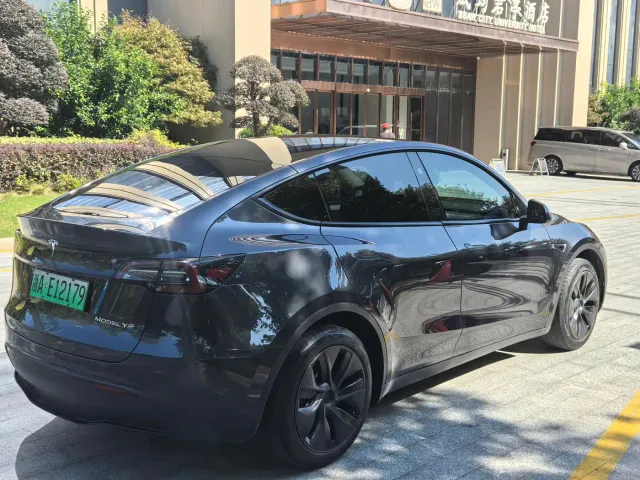 Tesla Model Y — Фото автомобиля 7