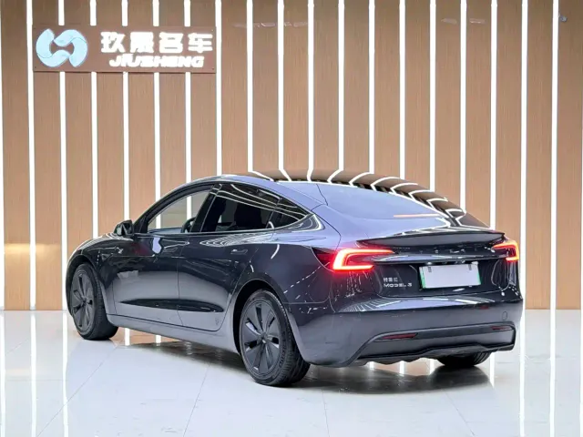 Tesla Model 3 — Фото автомобиля 4