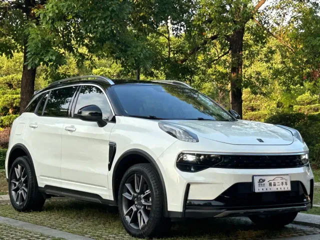 Lynk & Co 01 — Фото автомобиля 3