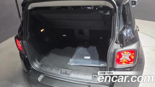 Jeep Renegade — Фото автомобиля 30
