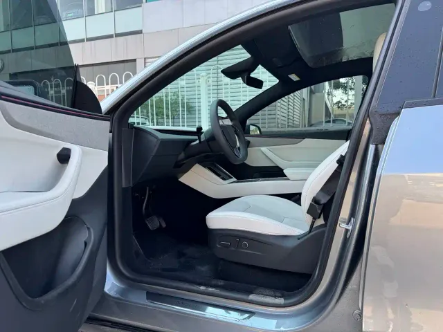 Tesla Model Y — Фото автомобиля 8