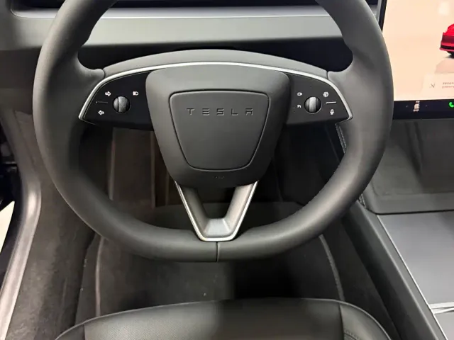 Tesla Model 3 — Фото автомобиля 13