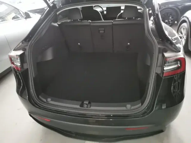 Tesla Model Y — Фото автомобиля 18