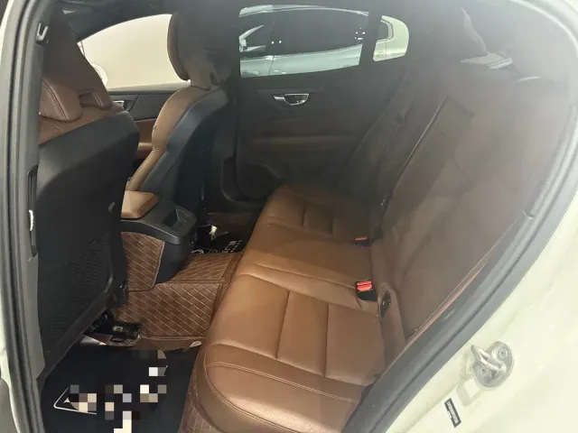 Volvo S60 — Фото автомобиля 6