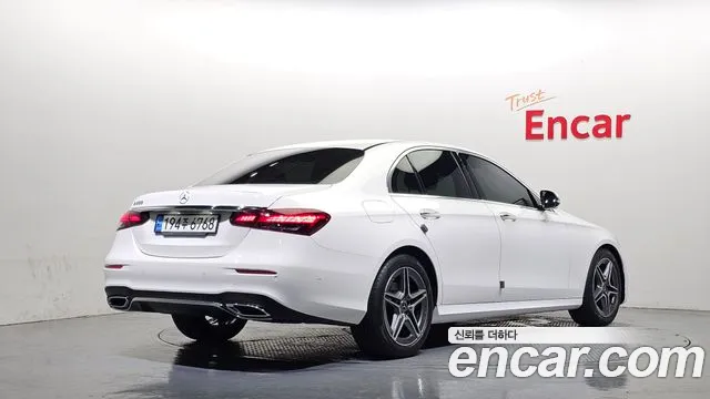 Mercedes-Benz E-Class — Фото автомобиля 2