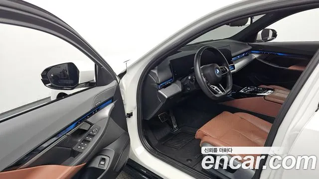 BMW i5 G60 — Фото автомобиля 10