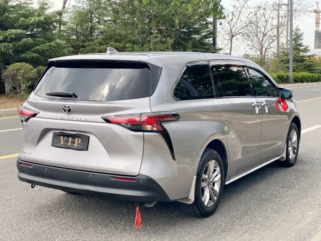Toyota Sienna — Фото автомобиля 6