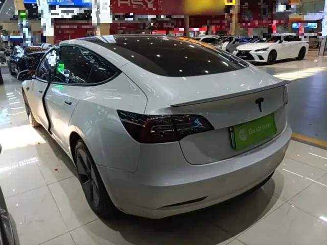 Tesla Model 3 — Фото автомобиля 4