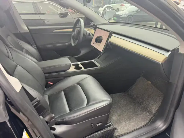 Tesla Model Y — Фото автомобиля 9