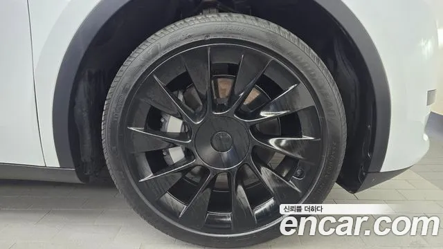 Tesla Model Y — Фото автомобиля 20