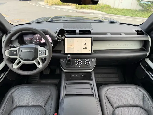 Land Rover Defender — Фото автомобиля 22