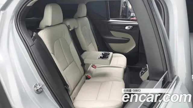 Вольво XC40 B4 Ultra Bright — Фото автомобиля 13