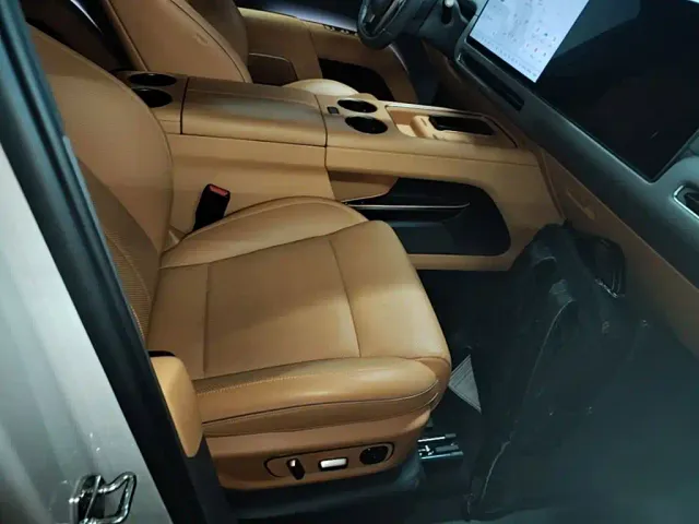Li Auto i8 — Фото автомобиля 24