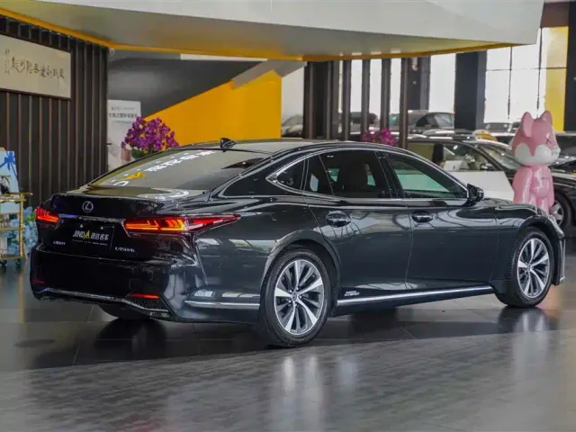 Lexus LS — Фото автомобиля 4