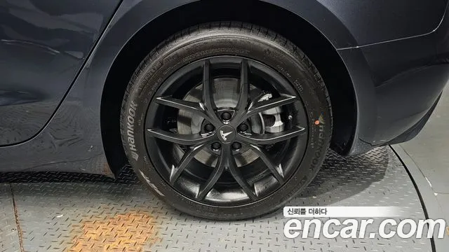 Tesla Model 3 — Фото автомобиля 6