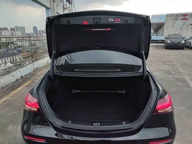 Mercedes-Benz E-Class — Фото автомобиля 18