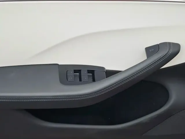 Tesla Model 3 — Фото автомобиля 8