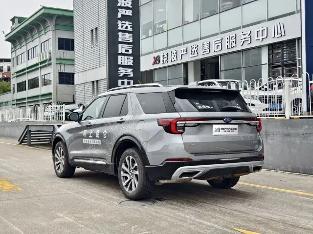 Ford Explorer — Фото автомобиля 3