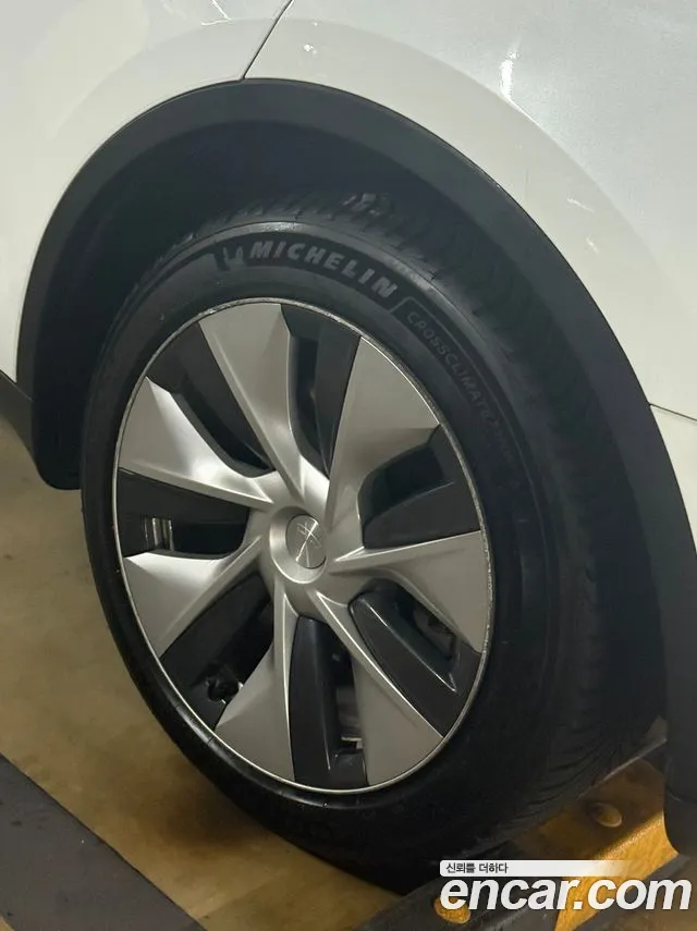 Tesla Model Y — Фото автомобиля 5
