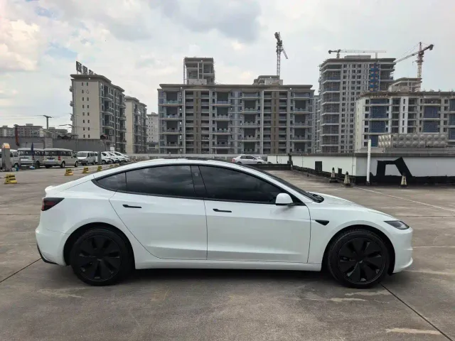 Tesla Model 3 — Фото автомобиля 4